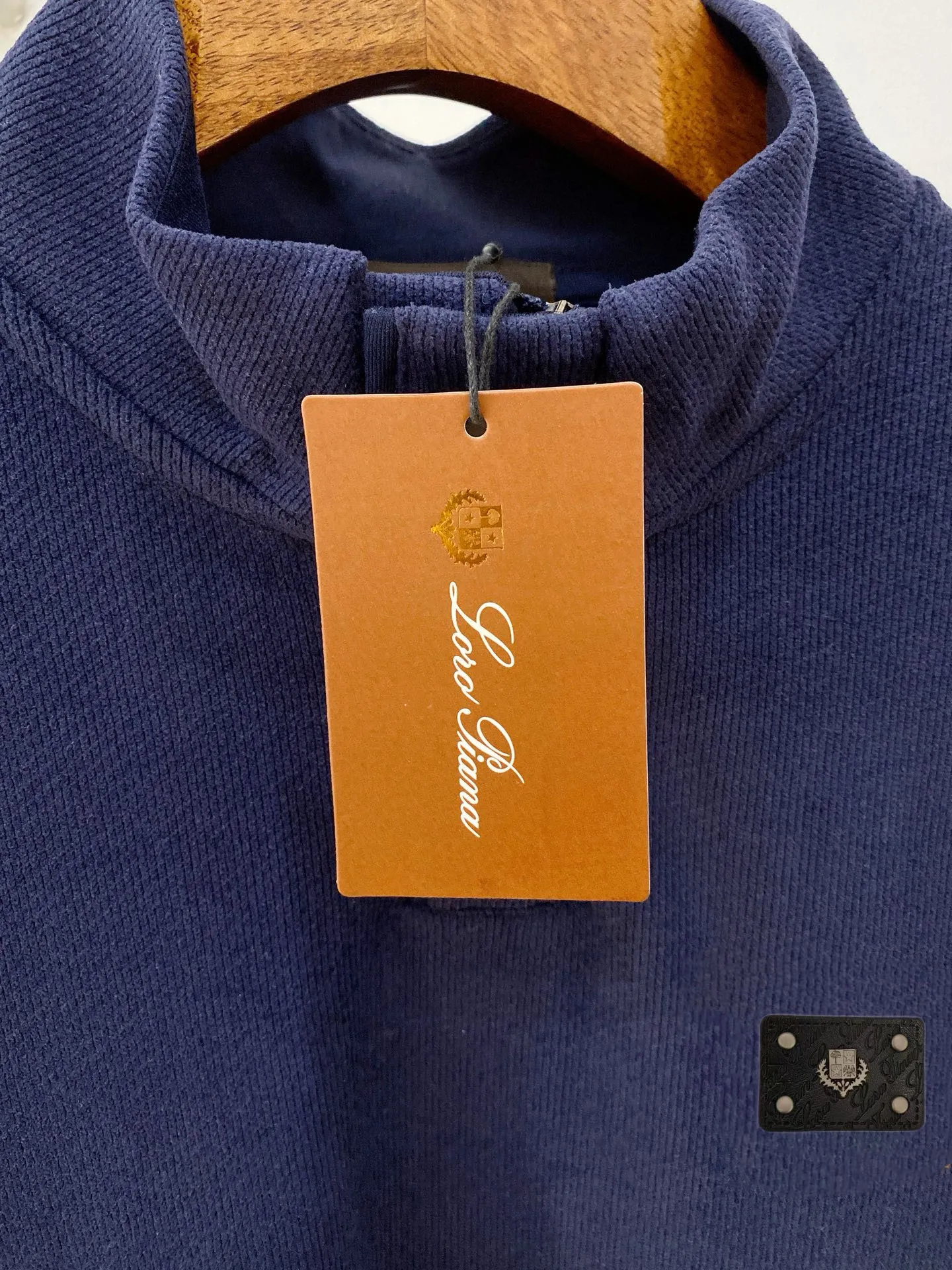 , LP 2051 autumn and winter New Arrival men's casual round neck sweatshirt, the final channel product has appeared! ! Simultaneous sales at the counter! It is no exaggeration to say that LP items have always been one of the must-have items for successful business people! The brand's high-end style and powerful aura are not something that everyone can easily overcome. The fabric is customized with 24% cotton + 69% polyester + 7% spandex, the stitching is neat, and the upper body is fashionable and stylish. Size:M-3XL